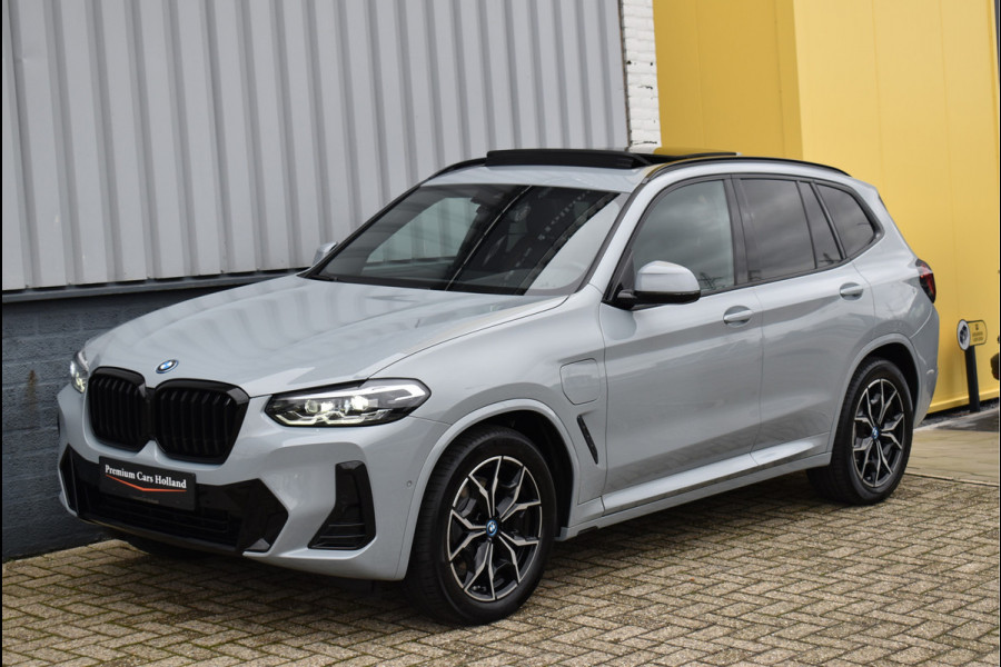 BMW X3 xDrive30e M-Pakket 292 Pk Brooklyn Grijs Metallic Pano Leder Navi Camera 19 Inch