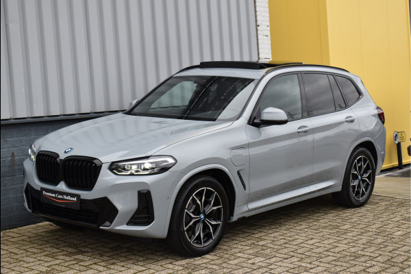 BMW X3 xDrive30e M-Pakket 292 Pk Brooklyn Grijs Metallic Pano Leder Navi Camera 19 Inch