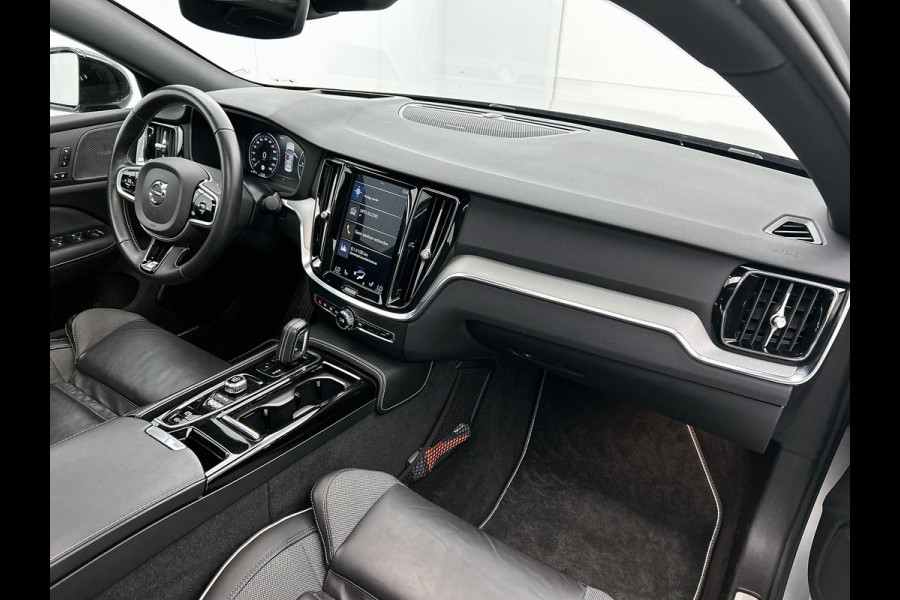 Volvo S60 2.0 T6 AWD Hybride R-Design 340PK / Harman Kardon / Lederen Int / Panorama schuifdak / Navi / Cruise-adaptief / Trekhaak / Carplay / Apk 04-2026