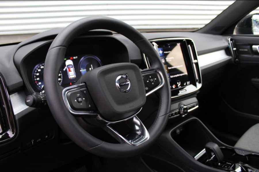 Volvo XC40 1.5 T4 Plug-in hybrid Plus Dark SOH 98% | Lage km stand | HK audio | 360° Camera | Trekhaak | Pilot- Park Assist
