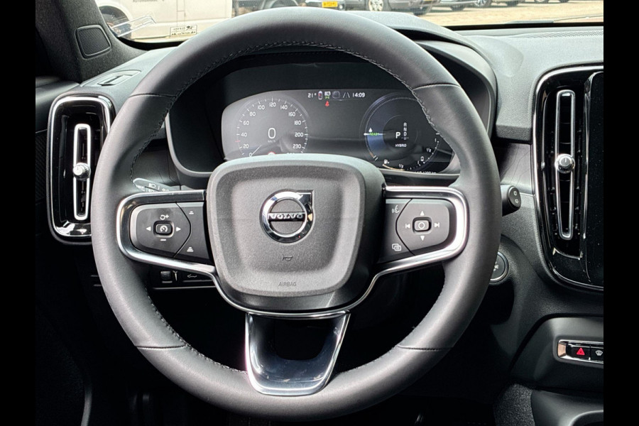 Volvo XC40 1.5 T4 Plug-in hybrid Plus Dark SOH 98% | Lage km stand | HK audio | 360° Camera | Trekhaak | Pilot- Park Assist