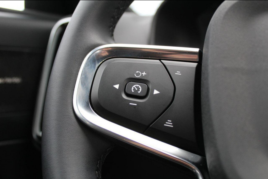 Volvo XC40 1.5 T4 Plug-in hybrid Plus Dark SOH 98% | Lage km stand | HK audio | 360° Camera | Trekhaak | Pilot- Park Assist