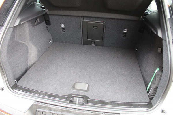 Volvo XC40 1.5 T4 Plug-in hybrid Plus Dark SOH 98% | Lage km stand | HK audio | 360° Camera | Trekhaak | Pilot- Park Assist