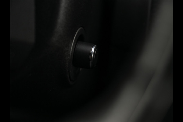 Land Rover Range Rover Velar 2.0 P300 Turbo AWD R-Dynamic HSE · Trekhaak · Memory Seats · Meridian Surround · Head Up · 360 Camera · Blis · Keyless · Ambianc