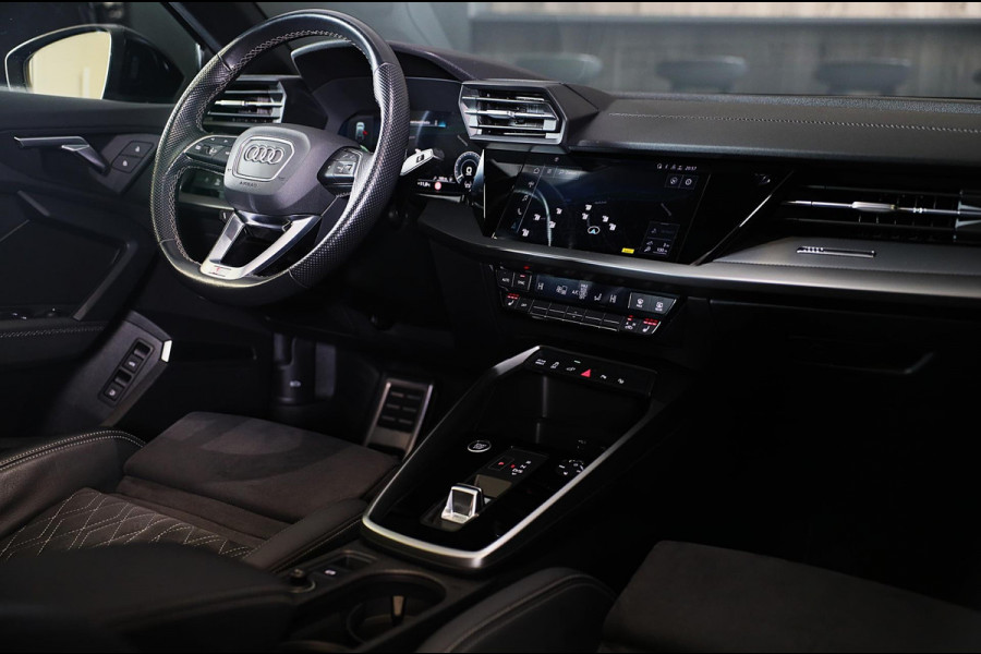 Audi A3 Sportback 45 TFSI e RS3 Look / 245 PK / RS Zetels / B & O / Head Up / 360 Camera / Virtual Cockpit / Open Pano / Matrix