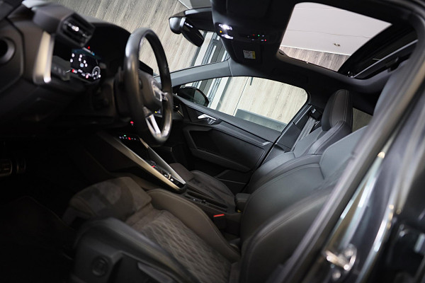 Audi A3 Sportback 45 TFSI e RS3 Look / 245 PK / RS Zetels / B & O / Head Up / 360 Camera / Virtual Cockpit / Open Pano / Matrix