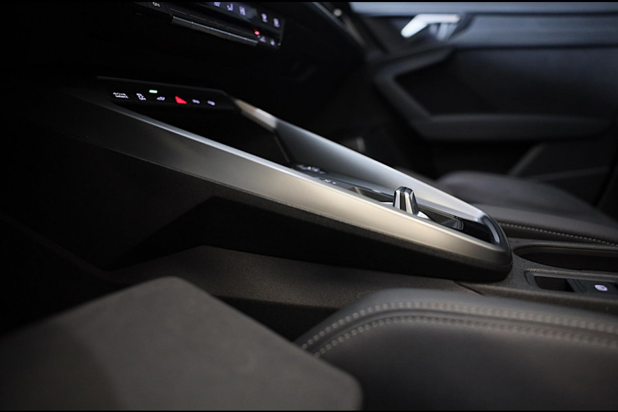 Audi A3 Sportback 45 TFSI e RS3 Look / 245 PK / RS Zetels / B & O / Head Up / 360 Camera / Virtual Cockpit / Open Pano / Matrix