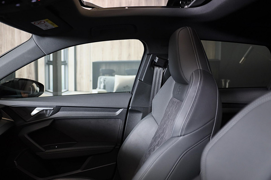 Audi A3 Sportback 45 TFSI e RS3 Look / 245 PK / RS Zetels / B & O / Head Up / 360 Camera / Virtual Cockpit / Open Pano / Matrix