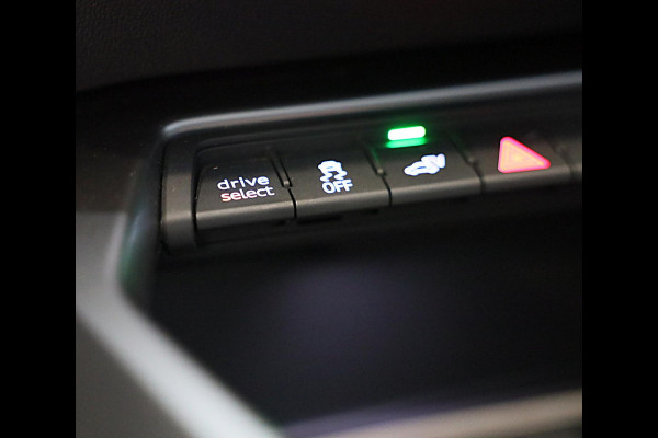 Audi A3 Sportback 45 TFSI e RS3 Look / 245 PK / RS Zetels / B & O / Head Up / 360 Camera / Virtual Cockpit / Open Pano / Matrix