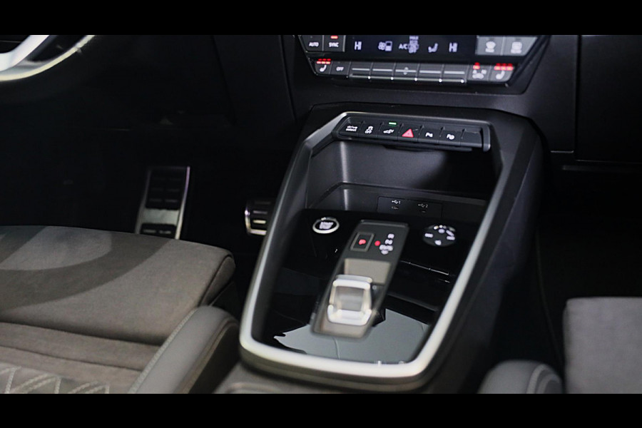 Audi A3 Sportback 45 TFSI e RS3 Look / 245 PK / RS Zetels / B & O / Head Up / 360 Camera / Virtual Cockpit / Open Pano / Matrix