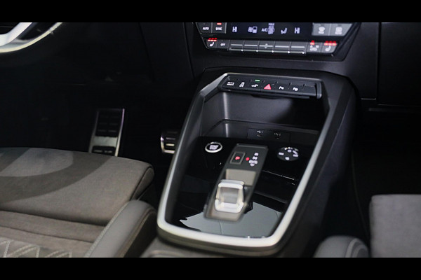 Audi A3 Sportback 45 TFSI e RS3 Look / 245 PK / RS Zetels / B & O / Head Up / 360 Camera / Virtual Cockpit / Open Pano / Matrix