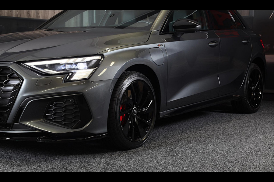 Audi A3 Sportback 45 TFSI e RS3 Look / 245 PK / RS Zetels / B & O / Head Up / 360 Camera / Virtual Cockpit / Open Pano / Matrix