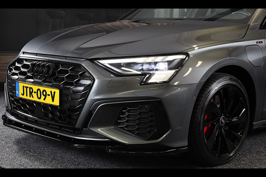 Audi A3 Sportback 45 TFSI e RS3 Look / 245 PK / RS Zetels / B & O / Head Up / 360 Camera / Virtual Cockpit / Open Pano / Matrix