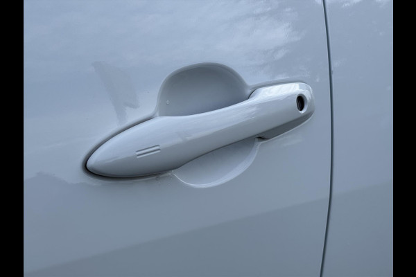 Toyota Yaris 1.5 Hybrid Dynamic Plus | Stoelverwarming, 16 inch, LED, Apple CarPlay/Android Auto, Parkeercamera, Keyless