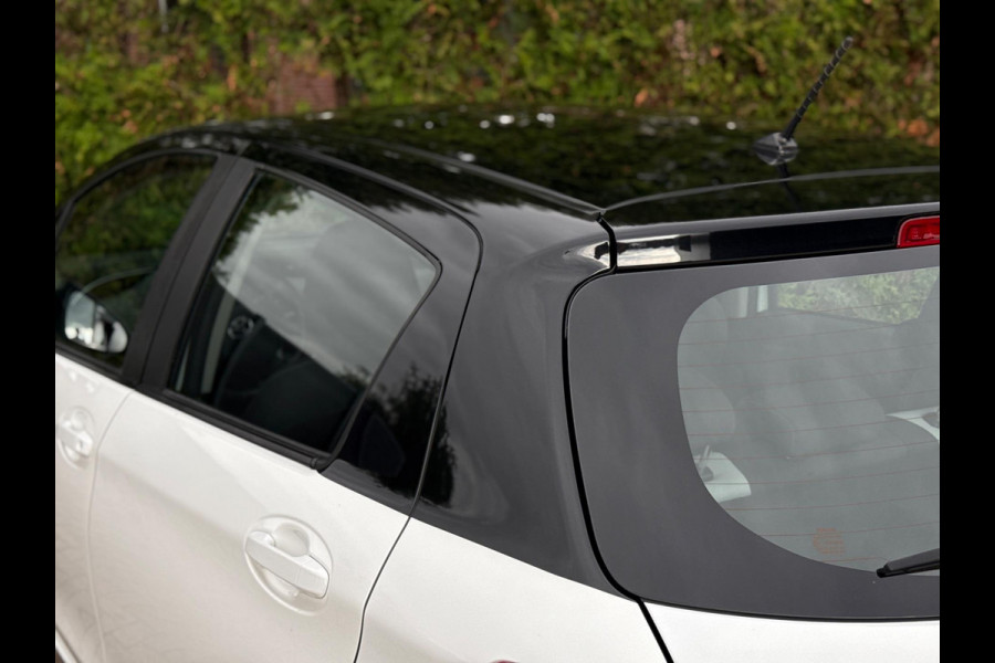 Toyota Yaris 1.5 Hybrid Bi-Tone Bluetooth