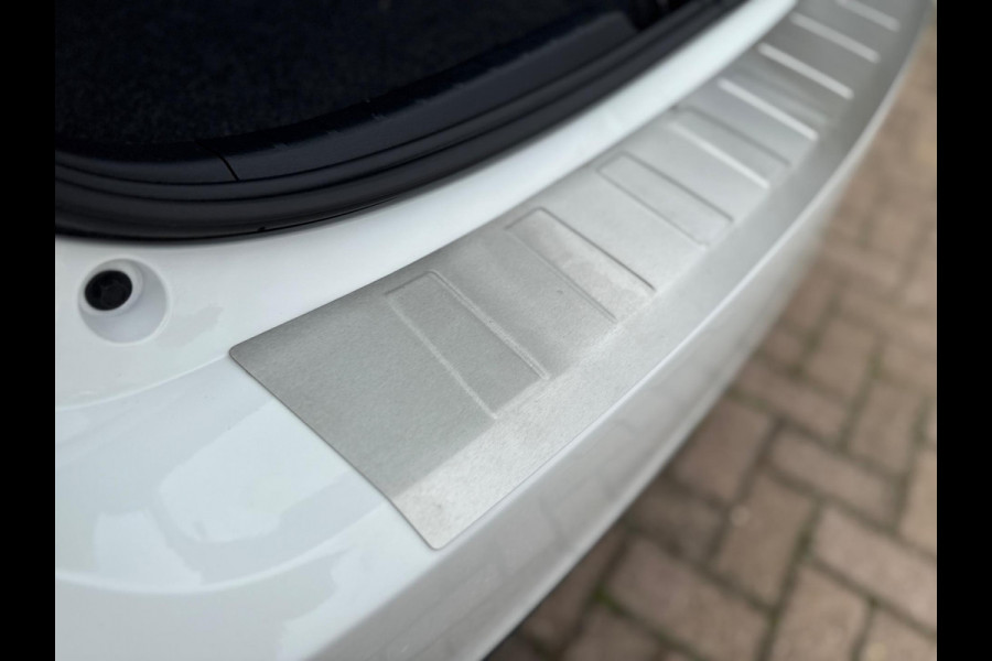 Toyota Yaris 1.5 Hybrid Bi-Tone Bluetooth