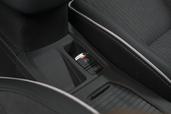 Renault Clio TCe 100 EDC Intens | Trekhaak | 360 Camera | Dodehoekdetectie | Stoelverwarming