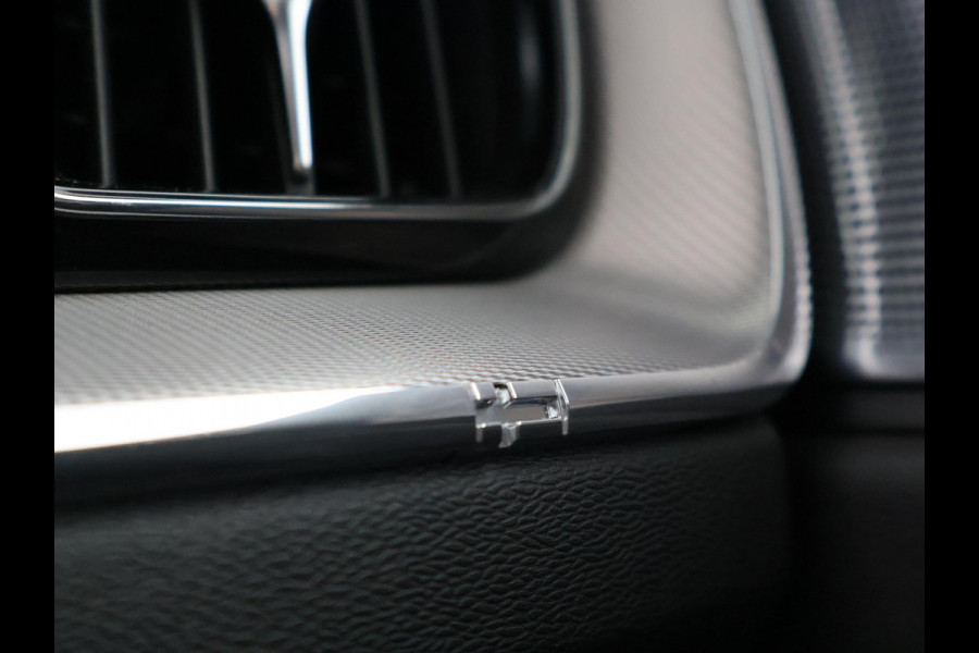 Volvo XC60 2.0 T8 T.E. 390 PK AWD R-DESIGN + BOWERS & WILKINS | 22 INCH | TREKHAAK | 360 CAMERA | PANORAMA | VOL-LEDER