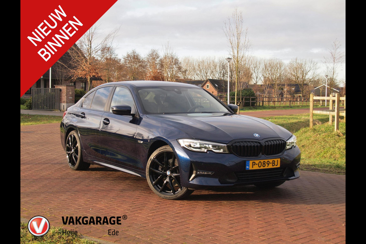 BMW 3-serie 320e Business Edition Plus | Plug-in Hybride | 19 Inch zwarte velgen | Sportstoelen | Leer | NL-Auto |