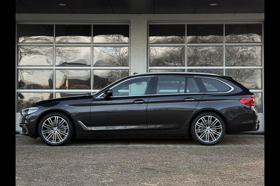 BMW 5 Serie Touring 520i High Executive | LUXURY LINE | PANORAMA | TREKHAAK | LEDER | COMFORT STOELEN |