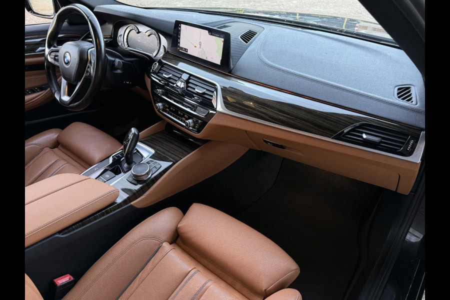 BMW 5 Serie Touring 520i High Executive | LUXURY LINE | PANORAMA | TREKHAAK | LEDER | COMFORT STOELEN |