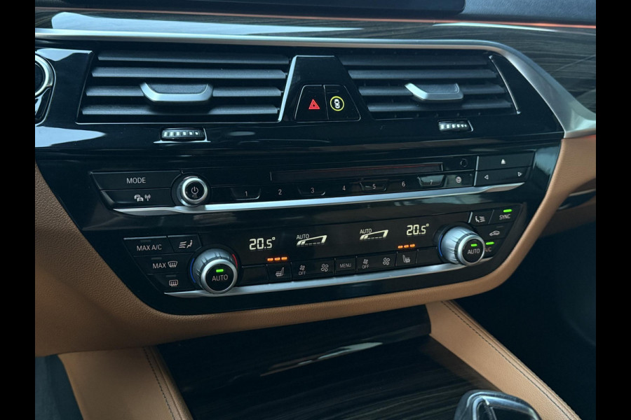 BMW 5 Serie Touring 520i High Executive | LUXURY LINE | PANORAMA | TREKHAAK | LEDER | COMFORT STOELEN |