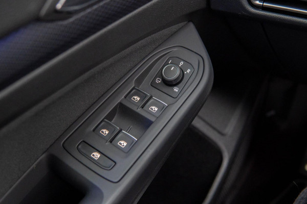 Volkswagen Golf 1.5 eTSI R-Line Business | Panoramadak | ACC | Automaat