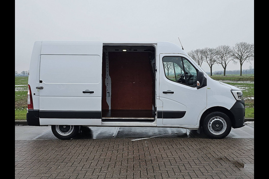 Renault Master T35 2.3 dCi 135 L2H2 airco, navi, pdc, trekhaak