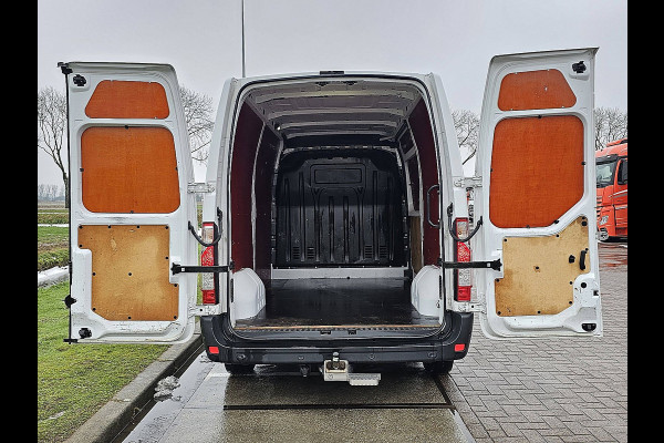 Renault Master T35 2.3 dCi 135 L2H2 airco, navi, pdc, trekhaak