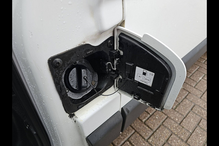 Renault Master T35 2.3 dCi 135 L2H2 airco, navi, pdc, trekhaak