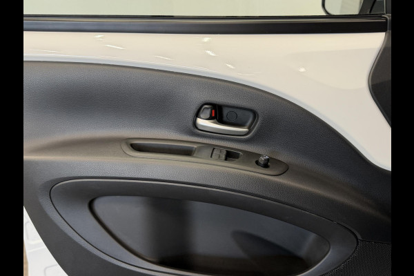 Toyota Aygo X 1.0 VVT-i Automaat Pulse | Navigatie | Apple Carplay/Android Auto | Camera | 17" Lichtmetalen Velgen | Climate Control | Adaptive Cruise Control | Two Tone