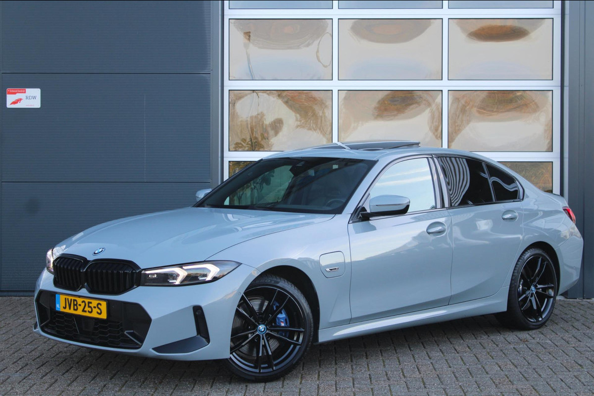 BMW 3-serie 330e xDrive M-Sport Pro | Kuipstoelen | Pano | ACC | HUD | Memory
