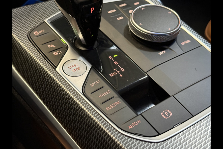 BMW 3 Serie Touring 320e Business Edition Plus | M-Sport | 19''inch | Stoel/stuurverw. | Apple Carplay | Sfeerverlichting