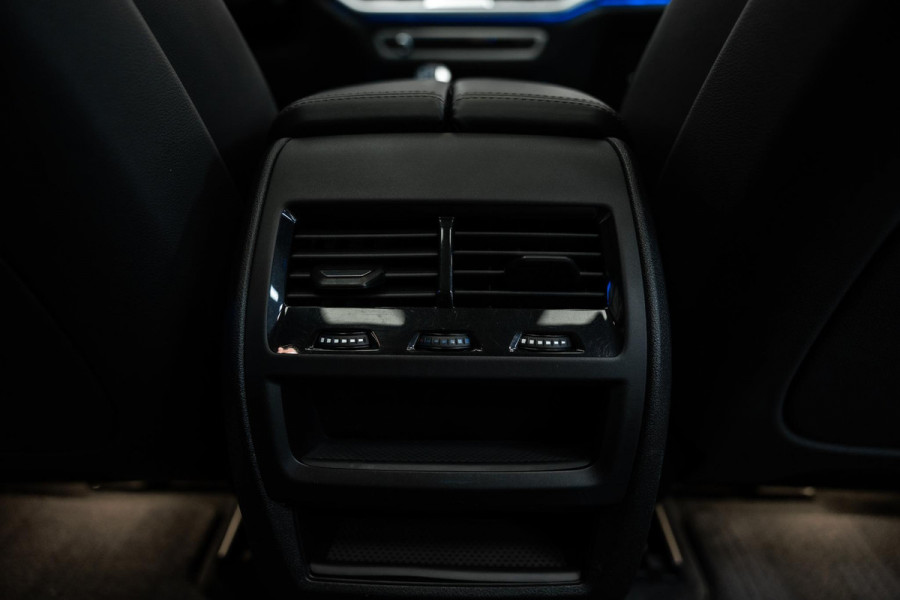 BMW X5 xDrive45e High Executive | M uitgevoerd | Stoelmassage | Sky Lounge | Head-Up | Carbon |