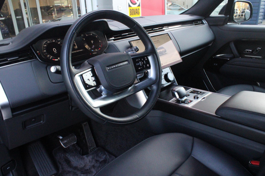 Land Rover Range Rover 4.4 V8 P530 SV LWB AWD AUTOMAAT | PANORAMISCH SCHUIF/KANTEL DAK | MEESTURENDE ACHTERAS | ELEKTRISCH WEGKLAPBARE TREKHAAK | SV INTERIEUR FIRST CLASS CABIN PACK (TWEE VOLLEDIG VERTELBARE ACHTERSTOELEN MET SCHERMEN EN KOELKAST) (RSE) | 23" OBLIVN VELGEN | LUCHTVERING | MASSAGE FUNCTIE OP ALLE STOELEN INCL. VERWARMING EN KOELING | VOORRUIT/STUUR VERWARMING | PRIVACY GLASS | LEDEREN BEKLEDING SEMI ANILINE/EBONY | ADAPTIVE CRUISE CONTROL | ALLE STOELEN ELEKTRISCH VERSTELBAAR 24 VOUDIG | 360° CAMERA | HEMELBEKLEDING LEDER EBONY | DODEHOEK DETECTIE | HEAD UP DISPLAY | SOFT CLO
