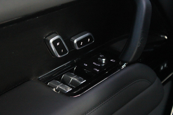 Land Rover Range Rover 4.4 V8 P530 SV LWB AWD AUTOMAAT | PANORAMISCH SCHUIF/KANTEL DAK | MEESTURENDE ACHTERAS | ELEKTRISCH WEGKLAPBARE TREKHAAK | SV INTERIEUR FIRST CLASS CABIN PACK (TWEE VOLLEDIG VERTELBARE ACHTERSTOELEN MET SCHERMEN EN KOELKAST) (RSE) | 23" OBLIVN VELGEN | LUCHTVERING | MASSAGE FUNCTIE OP ALLE STOELEN INCL. VERWARMING EN KOELING | VOORRUIT/STUUR VERWARMING | PRIVACY GLASS | LEDEREN BEKLEDING SEMI ANILINE/EBONY | ADAPTIVE CRUISE CONTROL | ALLE STOELEN ELEKTRISCH VERSTELBAAR 24 VOUDIG | 360° CAMERA | HEMELBEKLEDING LEDER EBONY | DODEHOEK DETECTIE | HEAD UP DISPLAY | SOFT CLO