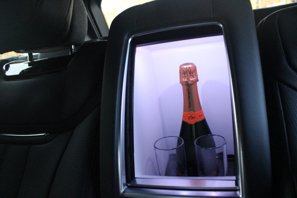 Land Rover Range Rover 4.4 V8 P530 SV LWB AWD AUTOMAAT | PANORAMISCH SCHUIF/KANTEL DAK | MEESTURENDE ACHTERAS | ELEKTRISCH WEGKLAPBARE TREKHAAK | SV INTERIEUR FIRST CLASS CABIN PACK (TWEE VOLLEDIG VERTELBARE ACHTERSTOELEN MET SCHERMEN EN KOELKAST) (RSE) | 23" OBLIVN VELGEN | LUCHTVERING | MASSAGE FUNCTIE OP ALLE STOELEN INCL. VERWARMING EN KOELING | VOORRUIT/STUUR VERWARMING | PRIVACY GLASS | LEDEREN BEKLEDING SEMI ANILINE/EBONY | ADAPTIVE CRUISE CONTROL | ALLE STOELEN ELEKTRISCH VERSTELBAAR 24 VOUDIG | 360° CAMERA | HEMELBEKLEDING LEDER EBONY | DODEHOEK DETECTIE | HEAD UP DISPLAY | SOFT CLO