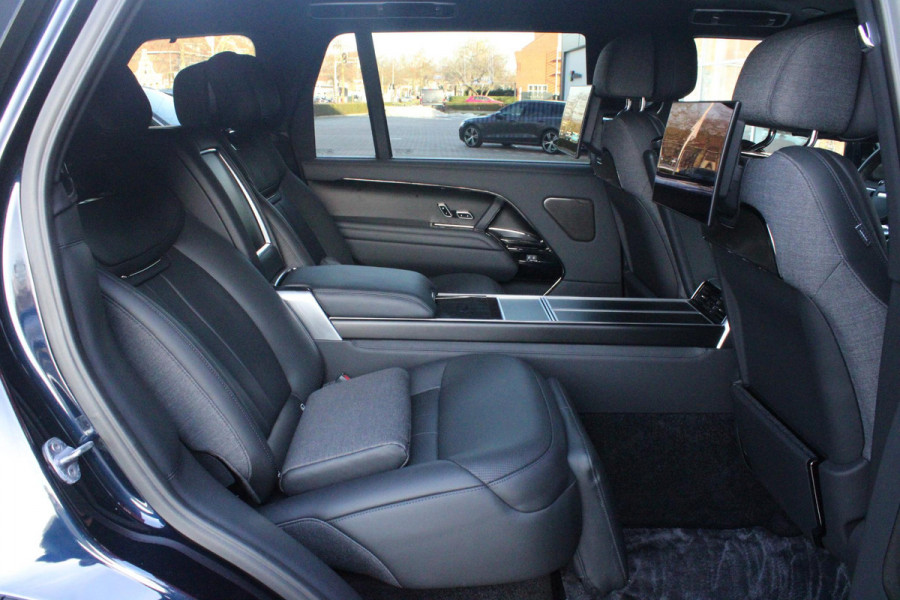 Land Rover Range Rover 4.4 V8 P530 SV LWB AWD AUTOMAAT | PANORAMISCH SCHUIF/KANTEL DAK | MEESTURENDE ACHTERAS | ELEKTRISCH WEGKLAPBARE TREKHAAK | SV INTERIEUR FIRST CLASS CABIN PACK (TWEE VOLLEDIG VERTELBARE ACHTERSTOELEN MET SCHERMEN EN KOELKAST) (RSE) | 23" OBLIVN VELGEN | LUCHTVERING | MASSAGE FUNCTIE OP ALLE STOELEN INCL. VERWARMING EN KOELING | VOORRUIT/STUUR VERWARMING | PRIVACY GLASS | LEDEREN BEKLEDING SEMI ANILINE/EBONY | ADAPTIVE CRUISE CONTROL | ALLE STOELEN ELEKTRISCH VERSTELBAAR 24 VOUDIG | 360° CAMERA | HEMELBEKLEDING LEDER EBONY | DODEHOEK DETECTIE | HEAD UP DISPLAY | SOFT CLO
