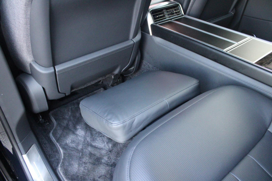 Land Rover Range Rover 4.4 V8 P530 SV LWB AWD AUTOMAAT | PANORAMISCH SCHUIF/KANTEL DAK | MEESTURENDE ACHTERAS | ELEKTRISCH WEGKLAPBARE TREKHAAK | SV INTERIEUR FIRST CLASS CABIN PACK (TWEE VOLLEDIG VERTELBARE ACHTERSTOELEN MET SCHERMEN EN KOELKAST) (RSE) | 23" OBLIVN VELGEN | LUCHTVERING | MASSAGE FUNCTIE OP ALLE STOELEN INCL. VERWARMING EN KOELING | VOORRUIT/STUUR VERWARMING | PRIVACY GLASS | LEDEREN BEKLEDING SEMI ANILINE/EBONY | ADAPTIVE CRUISE CONTROL | ALLE STOELEN ELEKTRISCH VERSTELBAAR 24 VOUDIG | 360° CAMERA | HEMELBEKLEDING LEDER EBONY | DODEHOEK DETECTIE | HEAD UP DISPLAY | SOFT CLO