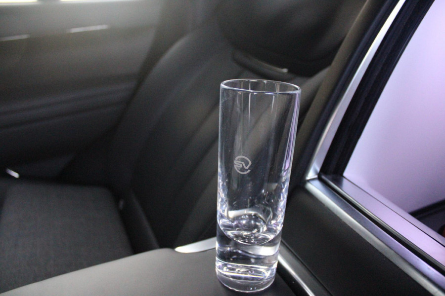 Land Rover Range Rover 4.4 V8 P530 SV LWB AWD AUTOMAAT | PANORAMISCH SCHUIF/KANTEL DAK | MEESTURENDE ACHTERAS | ELEKTRISCH WEGKLAPBARE TREKHAAK | SV INTERIEUR FIRST CLASS CABIN PACK (TWEE VOLLEDIG VERTELBARE ACHTERSTOELEN MET SCHERMEN EN KOELKAST) (RSE) | 23" OBLIVN VELGEN | LUCHTVERING | MASSAGE FUNCTIE OP ALLE STOELEN INCL. VERWARMING EN KOELING | VOORRUIT/STUUR VERWARMING | PRIVACY GLASS | LEDEREN BEKLEDING SEMI ANILINE/EBONY | ADAPTIVE CRUISE CONTROL | ALLE STOELEN ELEKTRISCH VERSTELBAAR 24 VOUDIG | 360° CAMERA | HEMELBEKLEDING LEDER EBONY | DODEHOEK DETECTIE | HEAD UP DISPLAY | SOFT CLO