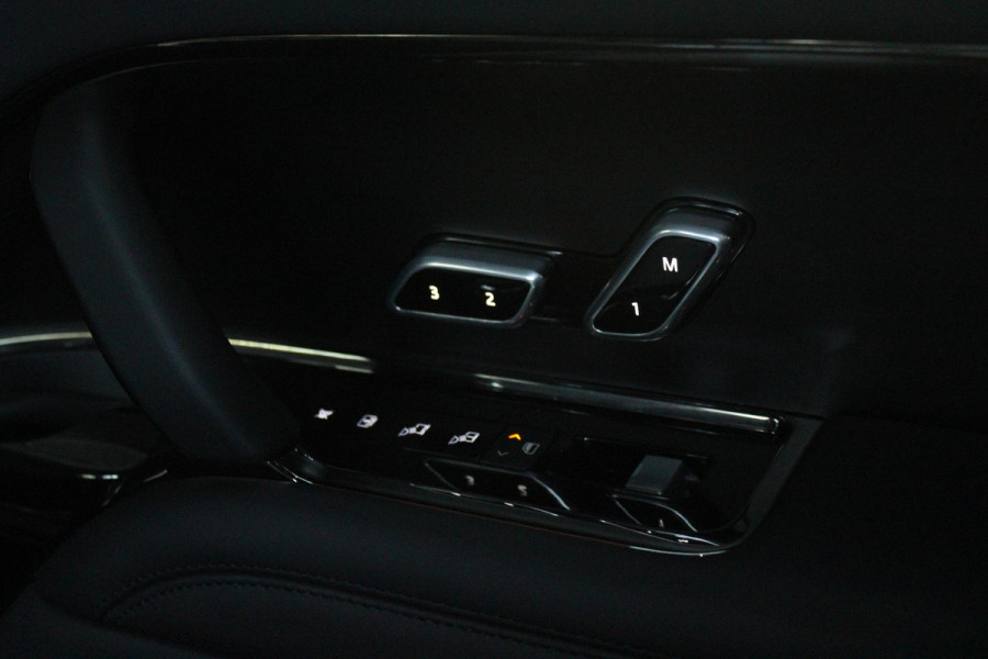 Land Rover Range Rover 4.4 V8 P530 SV LWB AWD AUTOMAAT | PANORAMISCH SCHUIF/KANTEL DAK | MEESTURENDE ACHTERAS | ELEKTRISCH WEGKLAPBARE TREKHAAK | SV INTERIEUR FIRST CLASS CABIN PACK (TWEE VOLLEDIG VERTELBARE ACHTERSTOELEN MET SCHERMEN EN KOELKAST) (RSE) | 23" OBLIVN VELGEN | LUCHTVERING | MASSAGE FUNCTIE OP ALLE STOELEN INCL. VERWARMING EN KOELING | VOORRUIT/STUUR VERWARMING | PRIVACY GLASS | LEDEREN BEKLEDING SEMI ANILINE/EBONY | ADAPTIVE CRUISE CONTROL | ALLE STOELEN ELEKTRISCH VERSTELBAAR 24 VOUDIG | 360° CAMERA | HEMELBEKLEDING LEDER EBONY | DODEHOEK DETECTIE | HEAD UP DISPLAY | SOFT CLO