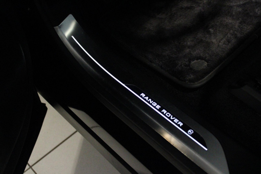 Land Rover Range Rover 4.4 V8 P530 SV LWB AWD AUTOMAAT | PANORAMISCH SCHUIF/KANTEL DAK | MEESTURENDE ACHTERAS | ELEKTRISCH WEGKLAPBARE TREKHAAK | SV INTERIEUR FIRST CLASS CABIN PACK (TWEE VOLLEDIG VERTELBARE ACHTERSTOELEN MET SCHERMEN EN KOELKAST) (RSE) | 23" OBLIVN VELGEN | LUCHTVERING | MASSAGE FUNCTIE OP ALLE STOELEN INCL. VERWARMING EN KOELING | VOORRUIT/STUUR VERWARMING | PRIVACY GLASS | LEDEREN BEKLEDING SEMI ANILINE/EBONY | ADAPTIVE CRUISE CONTROL | ALLE STOELEN ELEKTRISCH VERSTELBAAR 24 VOUDIG | 360° CAMERA | HEMELBEKLEDING LEDER EBONY | DODEHOEK DETECTIE | HEAD UP DISPLAY | SOFT CLO