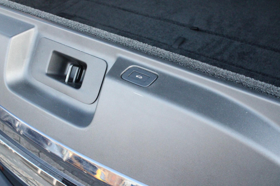 Land Rover Range Rover 4.4 V8 P530 SV LWB AWD AUTOMAAT | PANORAMISCH SCHUIF/KANTEL DAK | MEESTURENDE ACHTERAS | ELEKTRISCH WEGKLAPBARE TREKHAAK | SV INTERIEUR FIRST CLASS CABIN PACK (TWEE VOLLEDIG VERTELBARE ACHTERSTOELEN MET SCHERMEN EN KOELKAST) (RSE) | 23" OBLIVN VELGEN | LUCHTVERING | MASSAGE FUNCTIE OP ALLE STOELEN INCL. VERWARMING EN KOELING | VOORRUIT/STUUR VERWARMING | PRIVACY GLASS | LEDEREN BEKLEDING SEMI ANILINE/EBONY | ADAPTIVE CRUISE CONTROL | ALLE STOELEN ELEKTRISCH VERSTELBAAR 24 VOUDIG | 360° CAMERA | HEMELBEKLEDING LEDER EBONY | DODEHOEK DETECTIE | HEAD UP DISPLAY | SOFT CLO