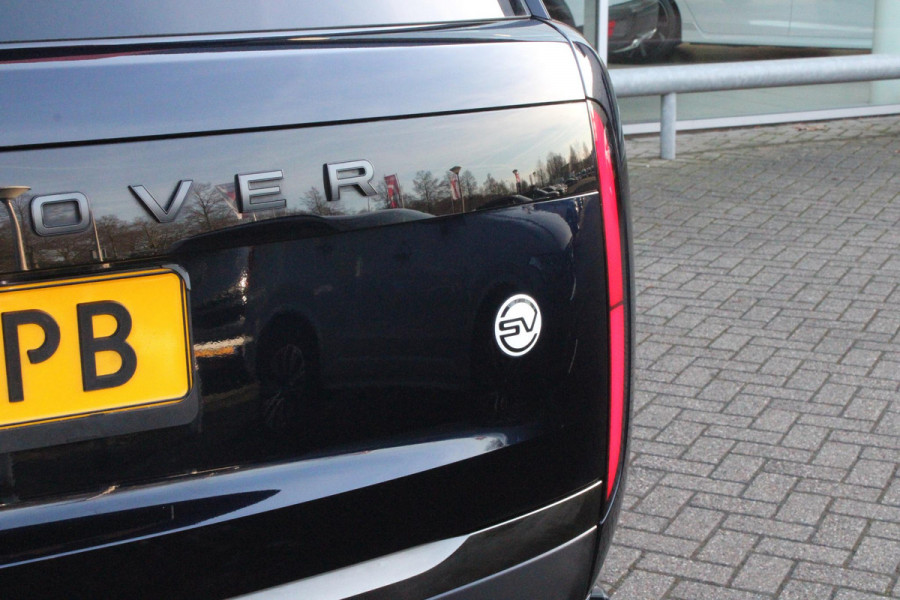 Land Rover Range Rover 4.4 V8 P530 SV LWB AWD AUTOMAAT | PANORAMISCH SCHUIF/KANTEL DAK | MEESTURENDE ACHTERAS | ELEKTRISCH WEGKLAPBARE TREKHAAK | SV INTERIEUR FIRST CLASS CABIN PACK (TWEE VOLLEDIG VERTELBARE ACHTERSTOELEN MET SCHERMEN EN KOELKAST) (RSE) | 23" OBLIVN VELGEN | LUCHTVERING | MASSAGE FUNCTIE OP ALLE STOELEN INCL. VERWARMING EN KOELING | VOORRUIT/STUUR VERWARMING | PRIVACY GLASS | LEDEREN BEKLEDING SEMI ANILINE/EBONY | ADAPTIVE CRUISE CONTROL | ALLE STOELEN ELEKTRISCH VERSTELBAAR 24 VOUDIG | 360° CAMERA | HEMELBEKLEDING LEDER EBONY | DODEHOEK DETECTIE | HEAD UP DISPLAY | SOFT CLO