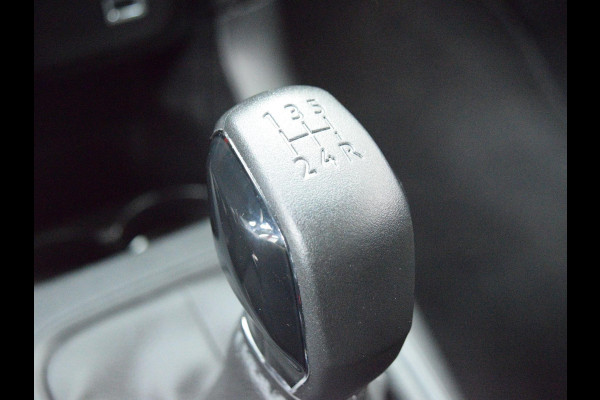 Citroën C3 1.2 PureTech Feel | CRUISECONTROL | CARPLAY | E.C.C. | ZWART DAK |