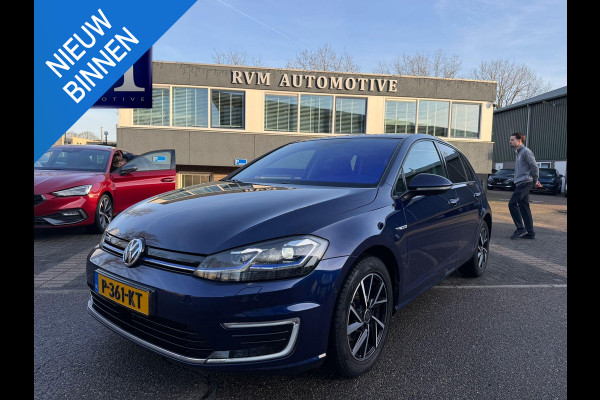 Volkswagen e-Golf e-Golf VERWACHT SOH 90% | ACHTERUITRIJ CAMERA | DIG. DASH| DODE HOEK| CARPLAY| STOELVERWARMING| LEUKE COMPLETE AUTO| RIJKLAAR INCL. 12 MND BOVAG GARANTIE