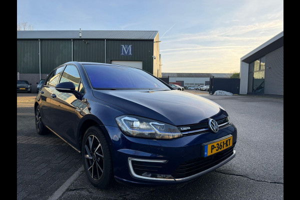 Volkswagen e-Golf e-Golf VERWACHT SOH 90% | ACHTERUITRIJ CAMERA | DIG. DASH| DODE HOEK| CARPLAY| STOELVERWARMING| LEUKE COMPLETE AUTO| RIJKLAAR INCL. 12 MND BOVAG GARANTIE