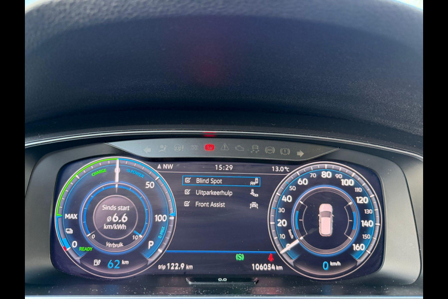 Volkswagen e-Golf e-Golf VERWACHT SOH 90% | ACHTERUITRIJ CAMERA | DIG. DASH| DODE HOEK| CARPLAY| STOELVERWARMING| LEUKE COMPLETE AUTO| RIJKLAAR INCL. 12 MND BOVAG GARANTIE