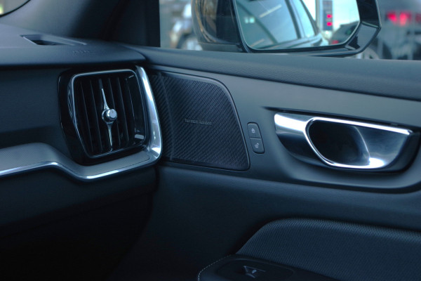 Volvo V60 2.0 B3 163 PK R-Design, Panoramadak, Harman/Kardon, Trekhaak, Leder, Sportstoelen