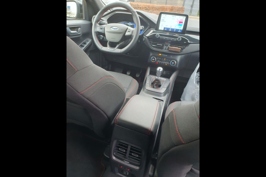 Ford Kuga 1.5 EcoBoost ST-Line 150pk | Winterpack | 19 inch lichtmetalen velgen | elektrisch bedienbare achterklep